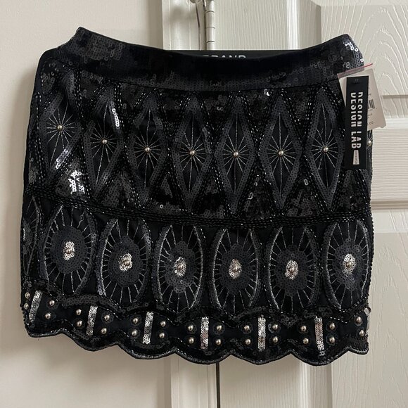 This chic mini skirt features a striking grey and black sequin pattern - Picture 2 of 11